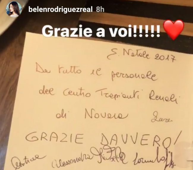 Il biglietto recapitato alla showgirl e condiviso su Instagram