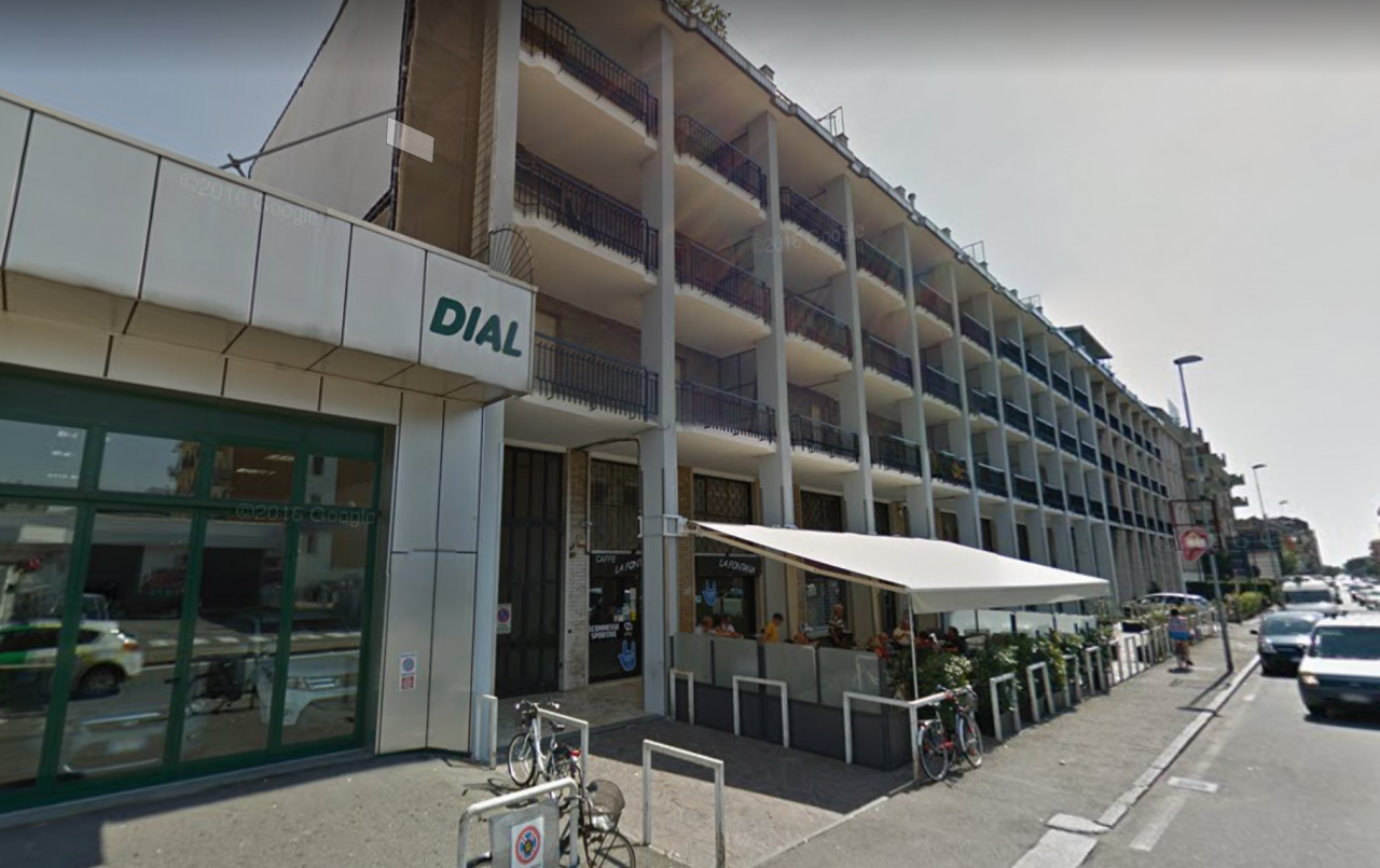 Donna precipita da una finestra e muore