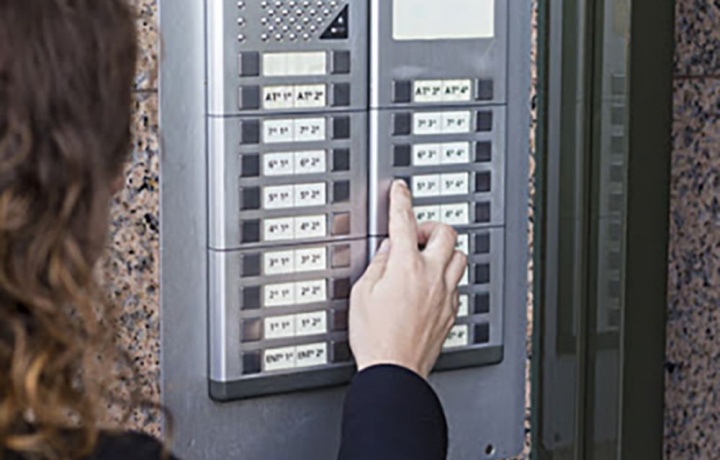 Ruba citofoniera: bloccato da condomino