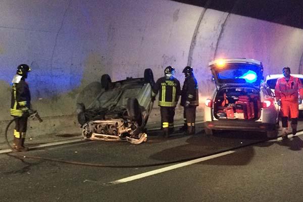 Auto ribaltata in A26