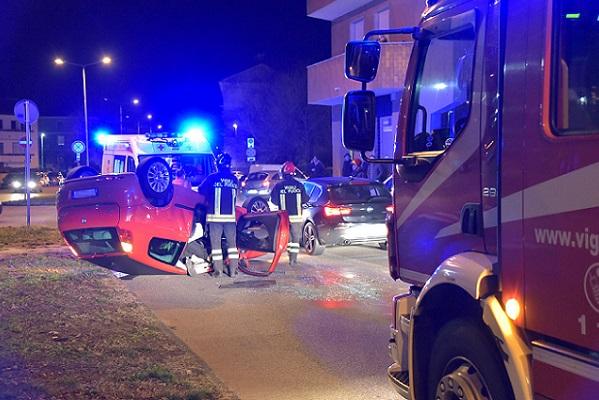 Auto ribaltata in via Papa Giovanni XXIII