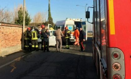Auto sbanda e finisce contro un muro