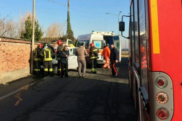 Auto sbanda e finisce contro un muro