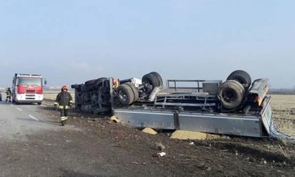 Autoarticolato si rovescia a Casalvolone