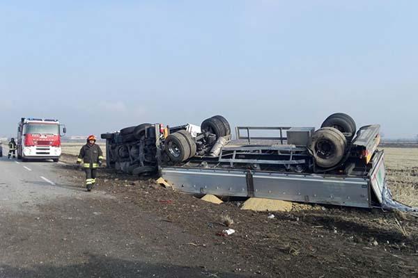 Autoarticolato si rovescia a Casalvolone