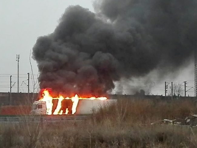 Autocarro divorato dalle fiamme lungo la A4