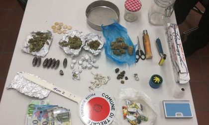 Cerca di far sparire la droga in casa, lanciando il cane contro gli agenti della Polizia locale