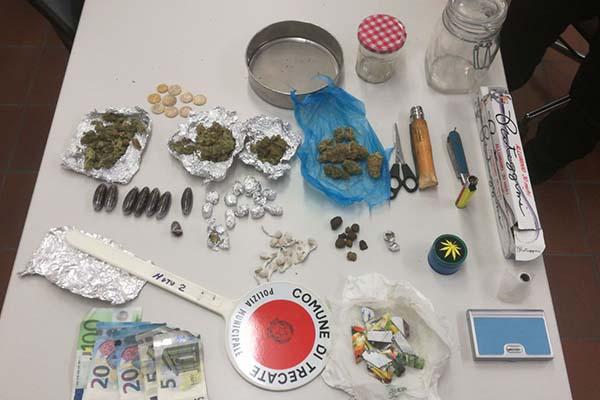 Cerca di far sparire la droga in casa, lanciando il cane contro gli agenti della Polizia locale