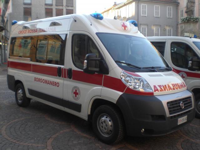 Ragazza muore impiccata nella rete di recinzione di casa nel Canavese