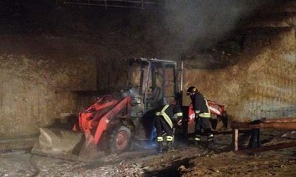 Fiamme da un mezzo per il movimento terra