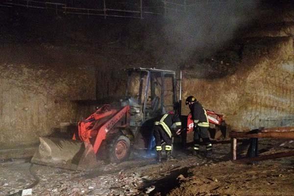 Fiamme da un mezzo per il movimento terra