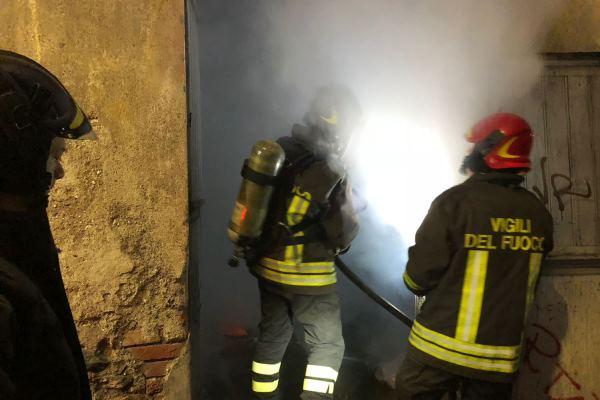 Fiamme in un edificio disabitato del centro storico