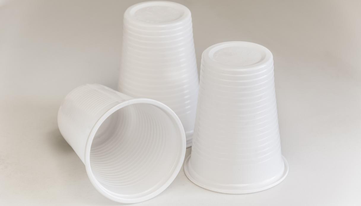 Lancia bicchiere dal finestrino, multato ad Arona