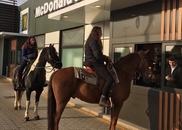 La curiosità: al Mc Drive a cavallo