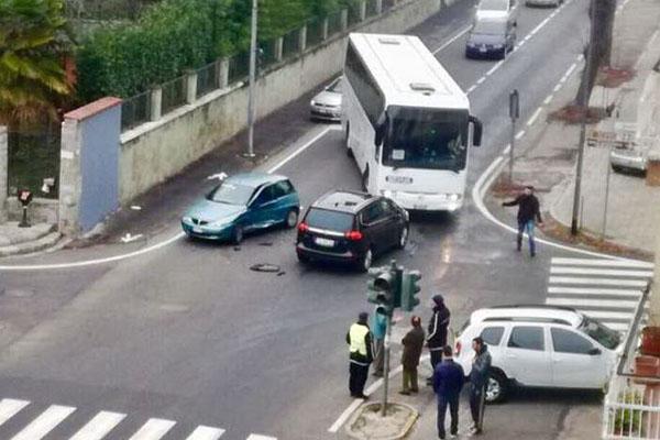 Oleggio, ennesimo incidente all’incrocio