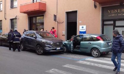 Perde il controllo dell'auto e va a sbattere contro un Suv in sosta