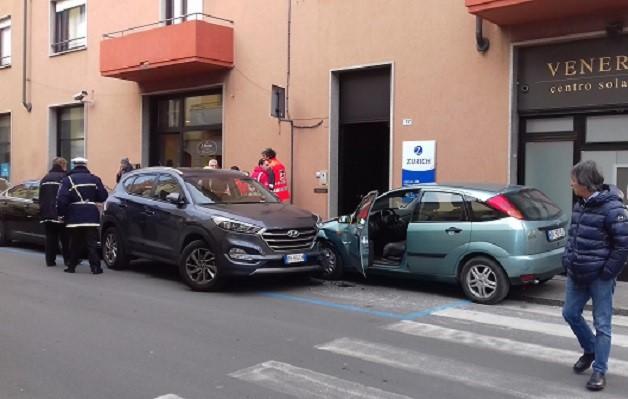 Perde il controllo dell’auto e va a sbattere contro un Suv in sosta