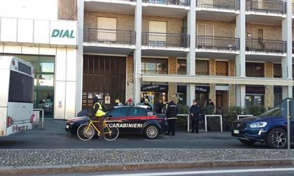 Persona precipita da una finestra in corso Vercelli