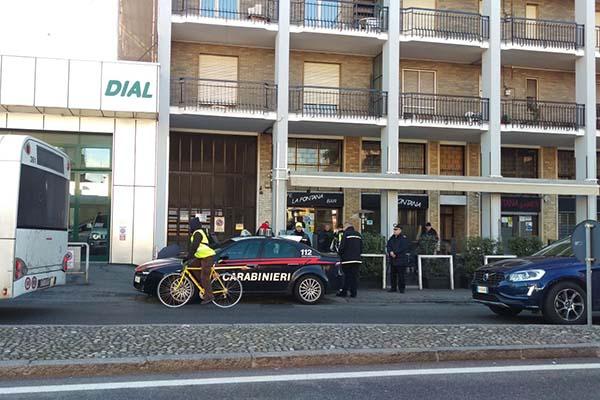 Persona precipita da una finestra in corso Vercelli