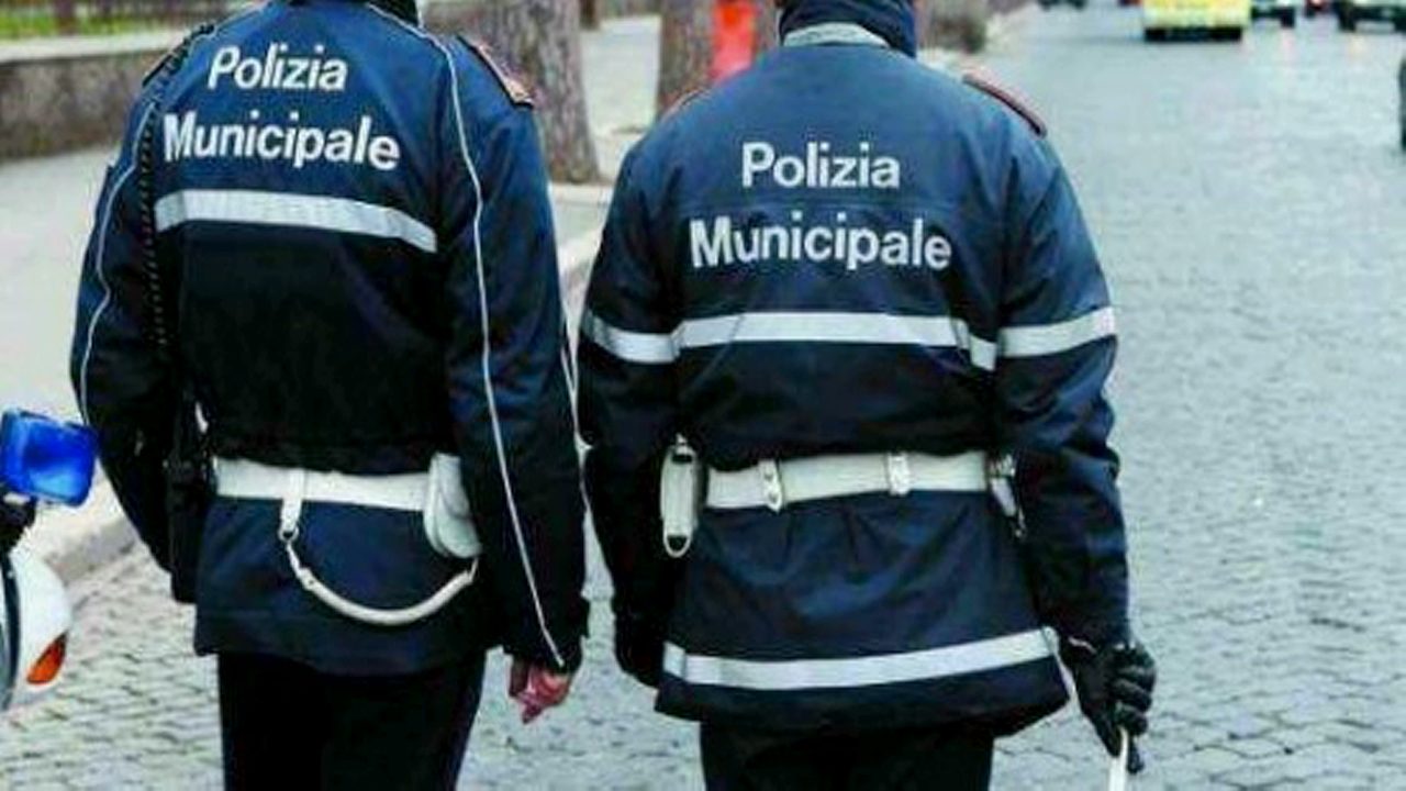 Idraulico muore durante un lavoro in un’abitazione: non si trovano i famigliari