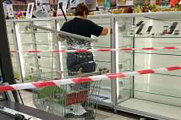 Razzia di telefonini in un negozio del Centro commerciale Il Gallo