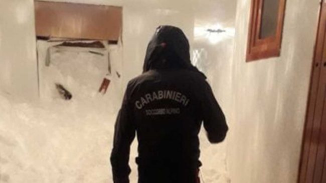 Slavina Sestriere si abbatte su un condominio – Foto