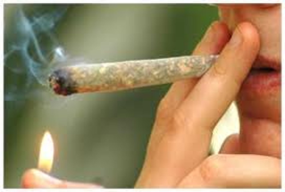 Passa la canna a un minorenne: assolto in tribunale