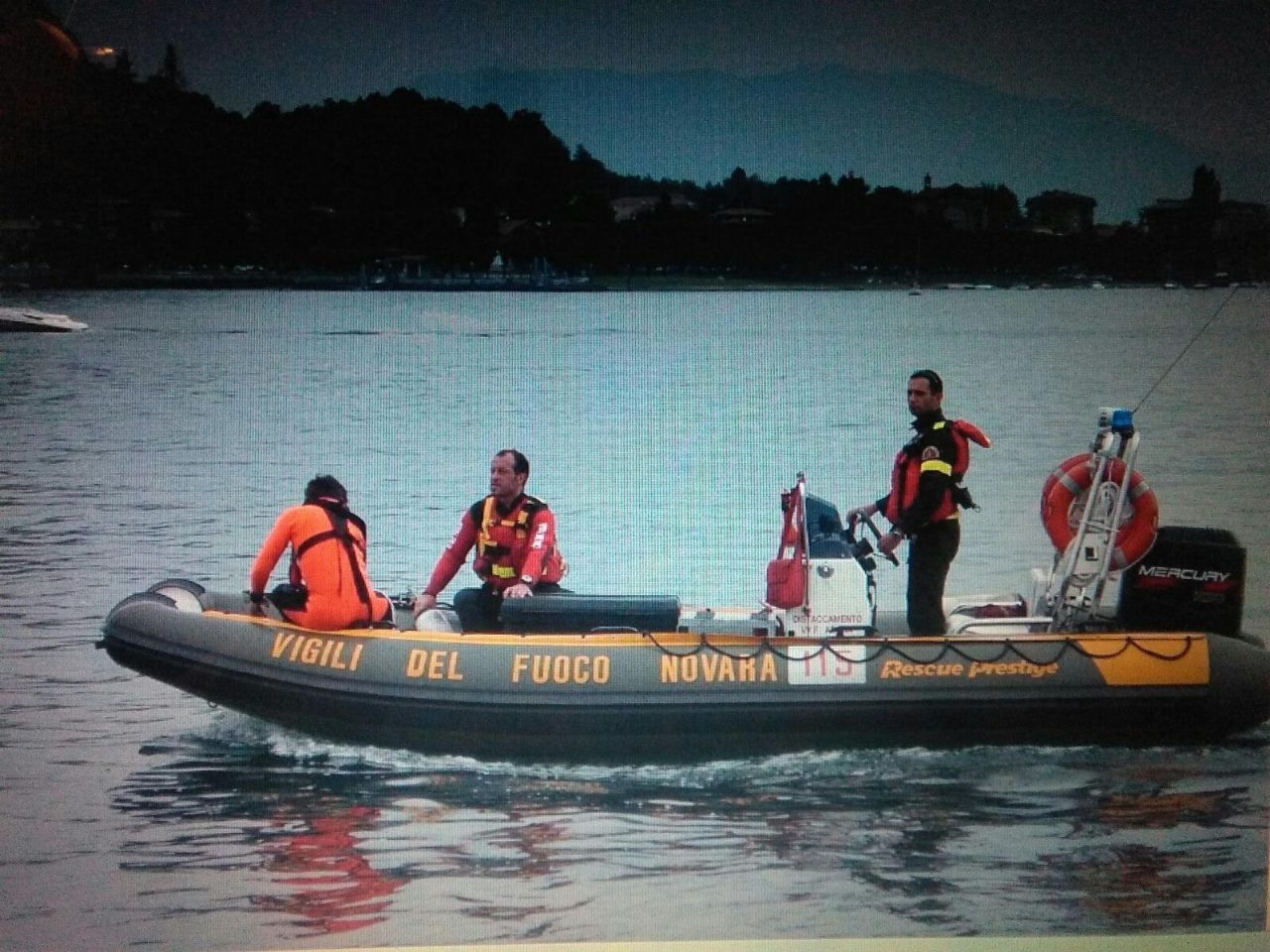 Arona barca a vela si incaglia: intervengono i pompieri