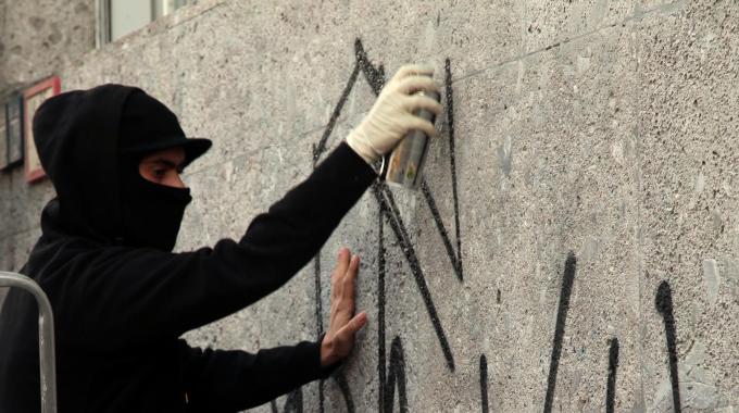 Novara atti vandalici in una scuola media: denunciata banda di minorenni