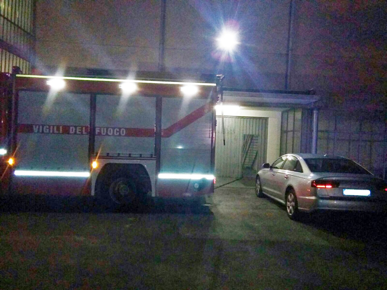 Incendio fabbrica a Borgo Ticino: intervengono i pompieri