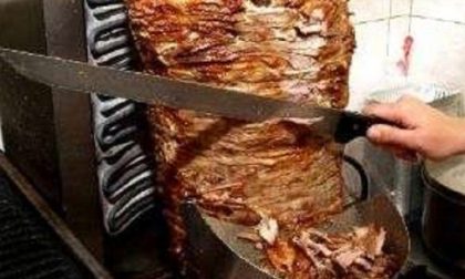Taglia dita al cliente col coltello del kebab