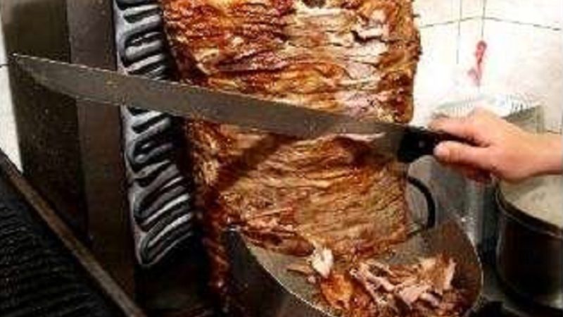 Taglia dita al cliente col coltello del kebab