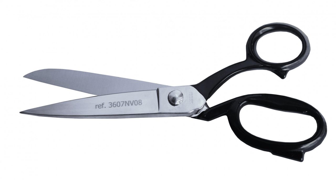 Inseguiva vicino con le forbici: 87enne condannato