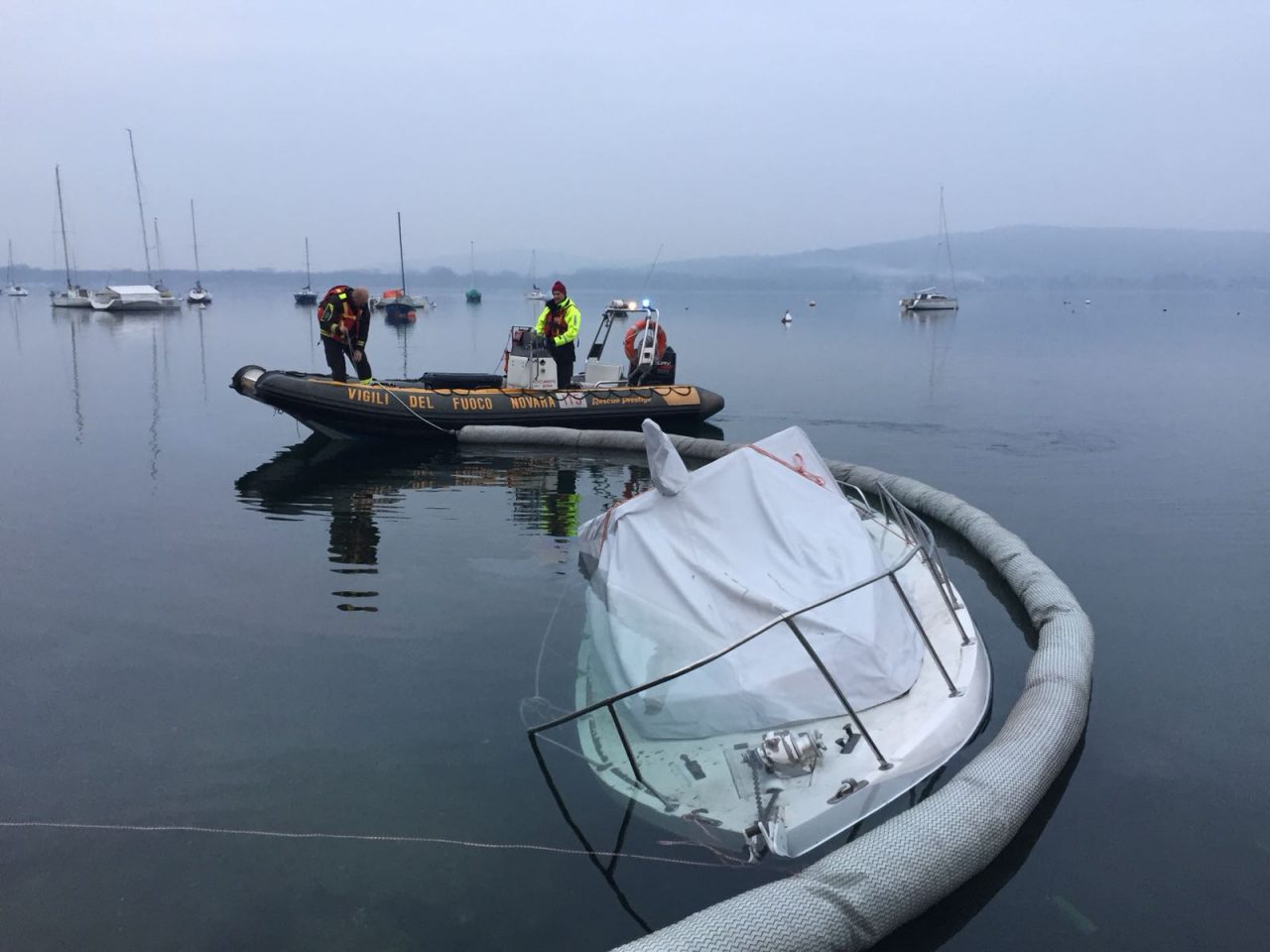 Barca affondata ad Arona: sversamento di carburante