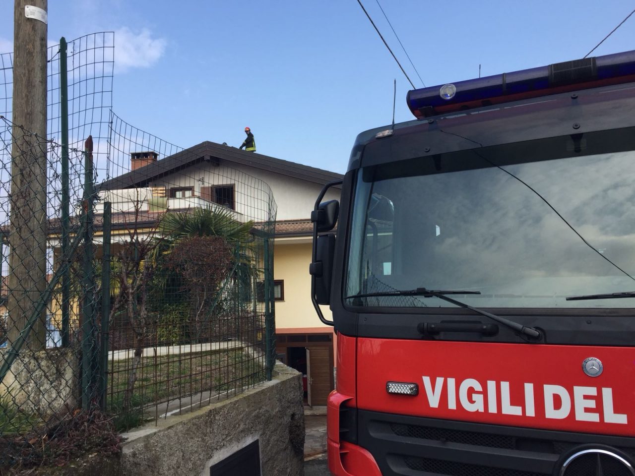 Incendio tetto a Divignano: intervengono i pompieri