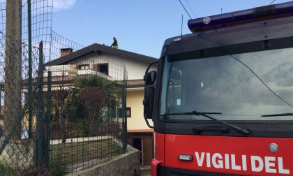 Incendio tetto a Divignano: intervengono i pompieri