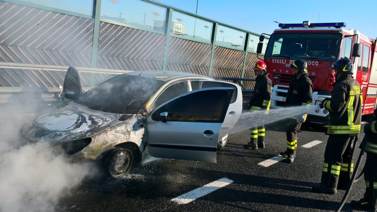 Incendio auto lungo la A4 all’uscita Novara Est