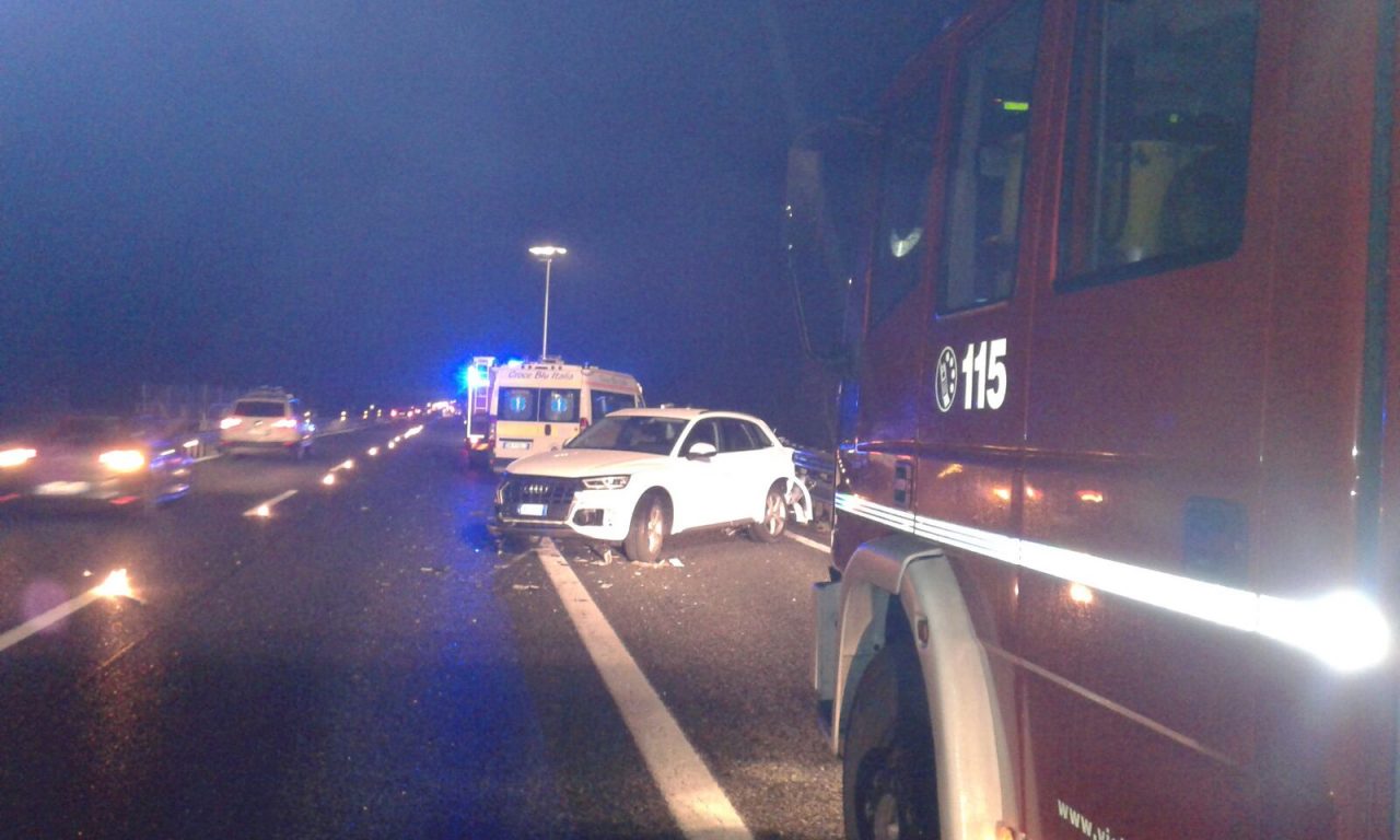 Terribile incidente sulla A26: pullman con 22 bimbi si scontra con un’auto – VIDEO