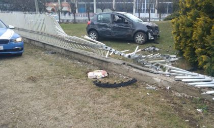 Borgomanero auto sfonda recinzione e si ribalta - FOTO