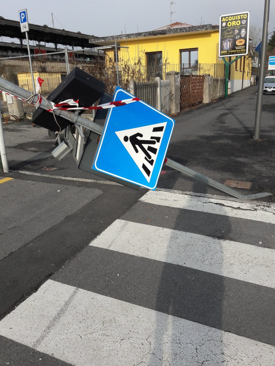 Palo abbattuto all’inizio di viale Baracca