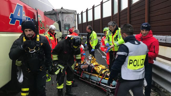 Grave incidente in A4: tir contro pullman ad Agrate, 6 feriti
