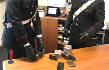 Due chili di droga nascosti nei fari posteriori: arrestato a Gattico