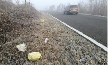 Gettano rifiuti dalle auto in corsa tra Oleggio Castello e Gattico
