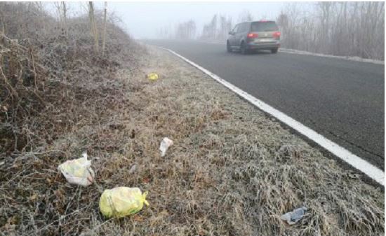 Gettano rifiuti dalle auto in corsa tra Oleggio Castello e Gattico