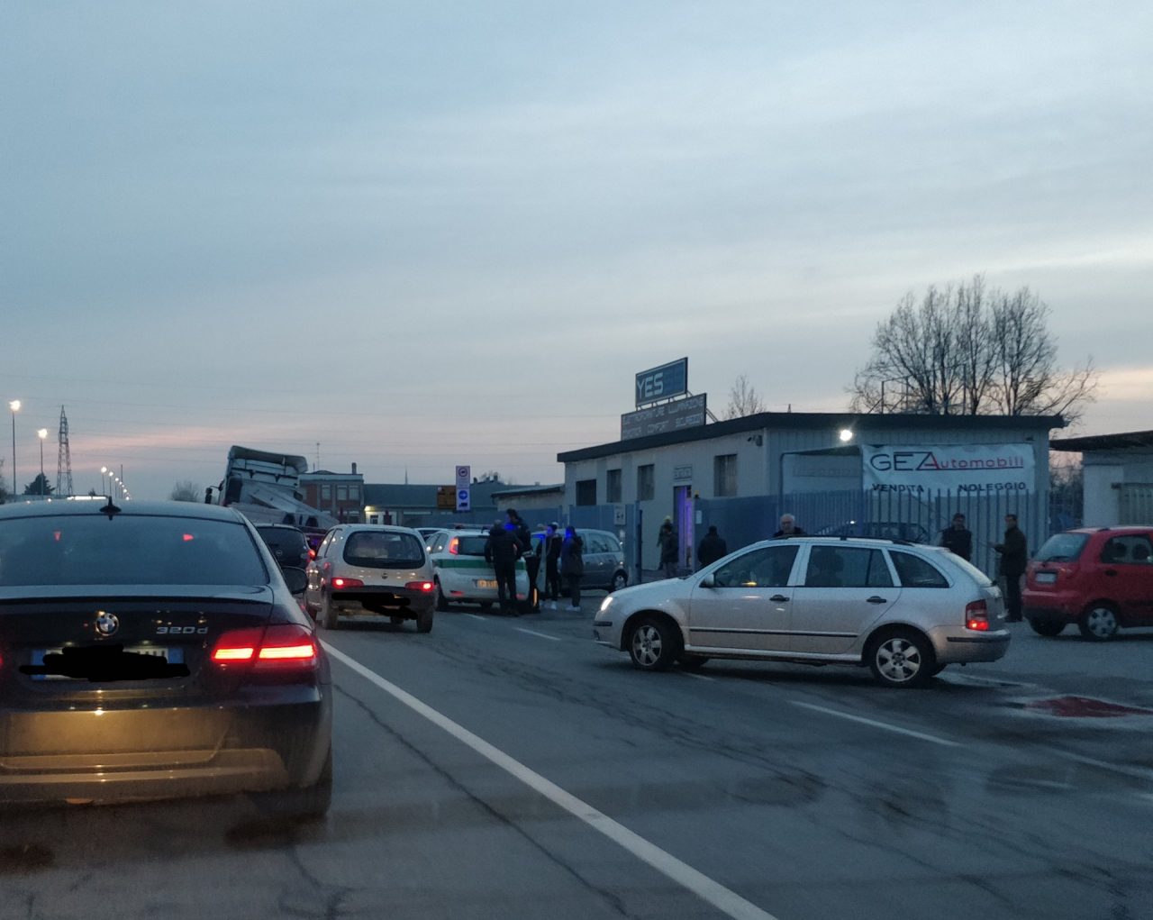 Incidente in corso Trieste camion perde carico