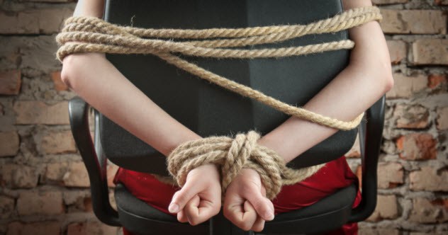 Villa assaltata a Trecate: legano i proprietari e rubano tutto