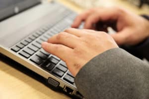 Scova online l'uomo che aveva tentato di rapinarla