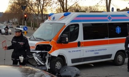 Ubriaco sperona ambulanza che lo stava soccorrendo