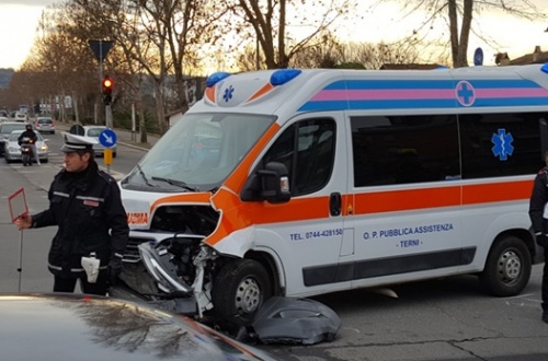 Ubriaco sperona ambulanza che lo stava soccorrendo