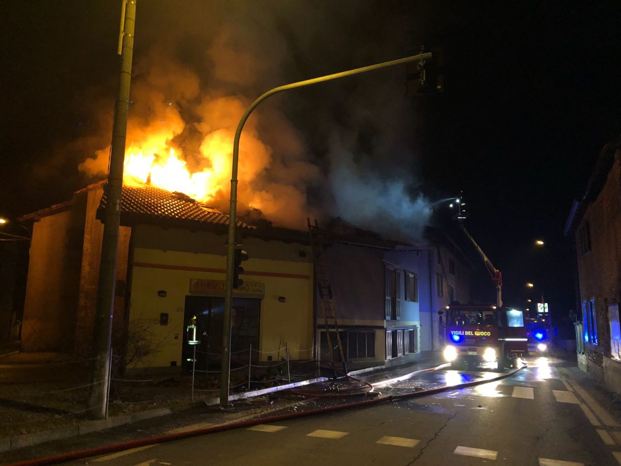 Terribile incendio a Bogogno in via Marconi LE FOTO
